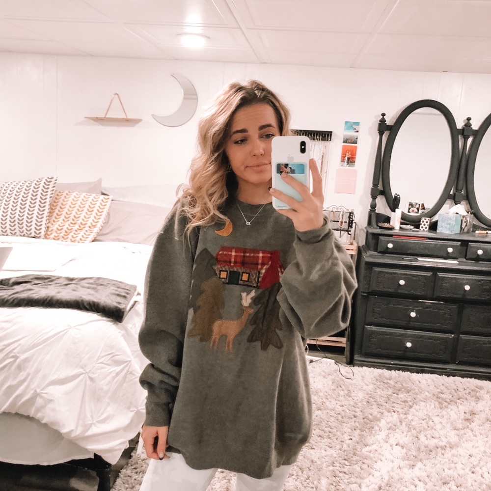 Vintage Cozy Crewneck!! - Picture 2 of 8